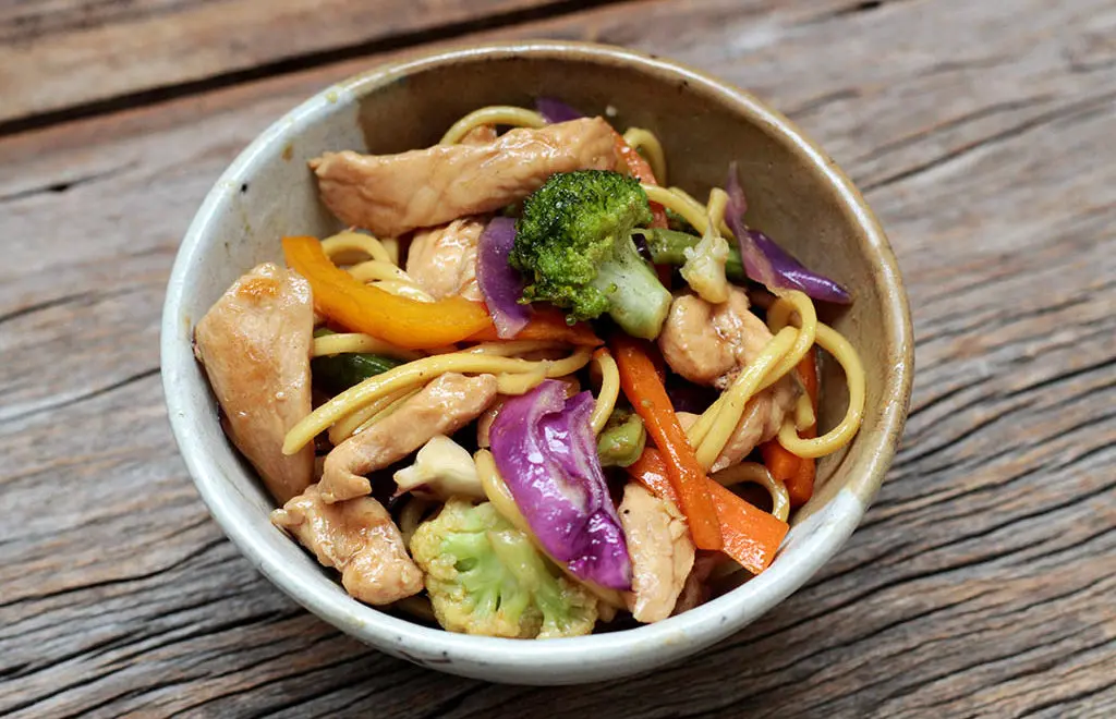 Yakisoba de frango com legumes – Tradicional