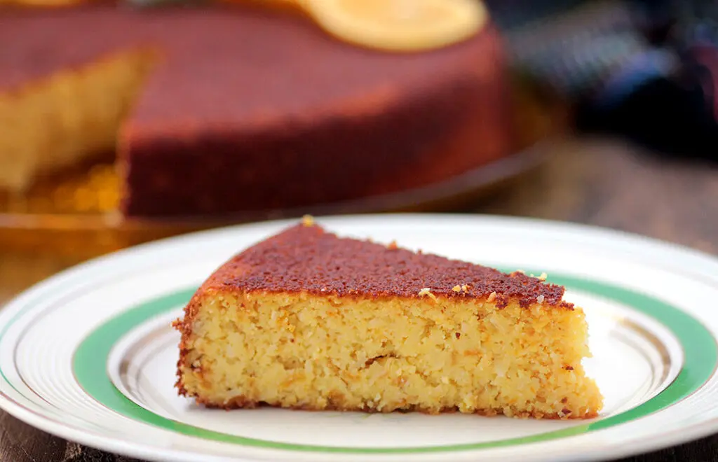 Bolo de laranja com farinha de amêndoas e coco