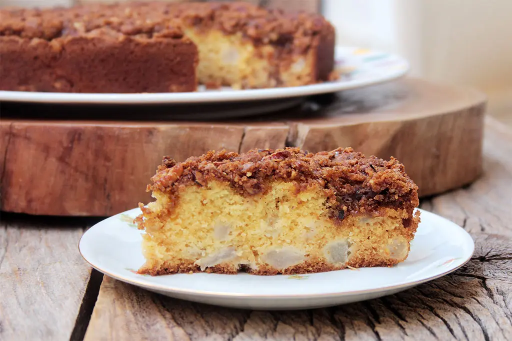 Bolo de pera com farofa crocante de nozes