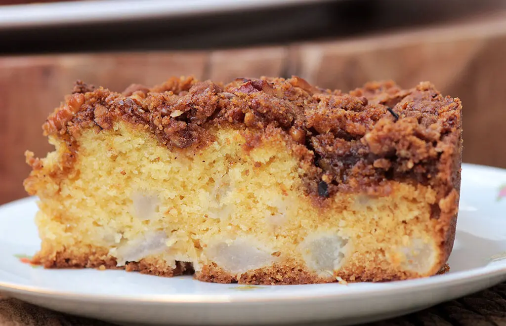 Bolo de pera com farofa crocante de nozes