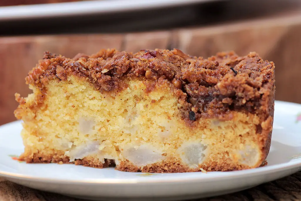 Bolo de pera com farofa crocante de nozes