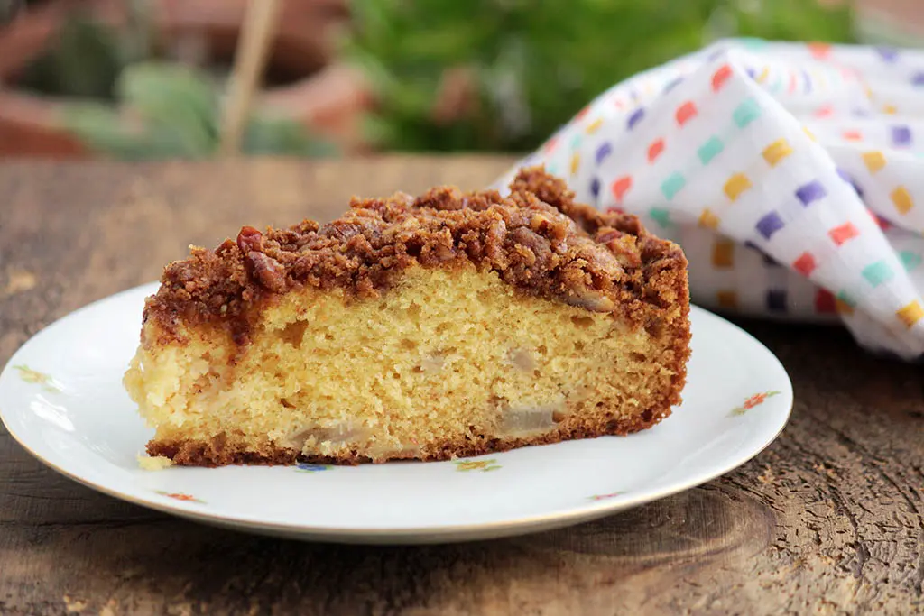 Bolo de pera com farofa crocante de nozes