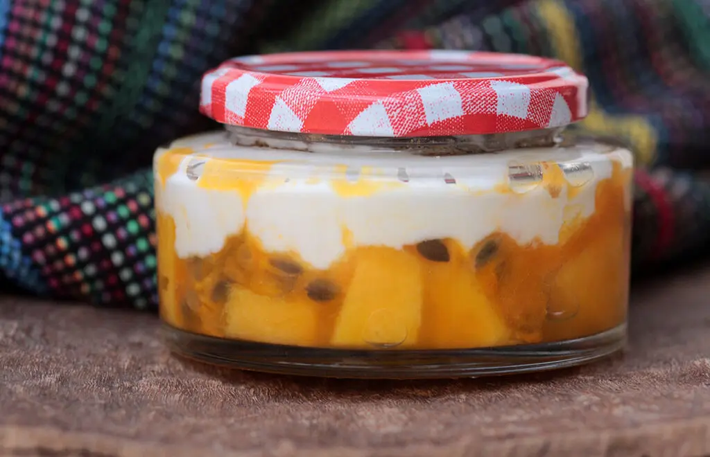 Sobremesa tropical de iogurte com manga e maracujá