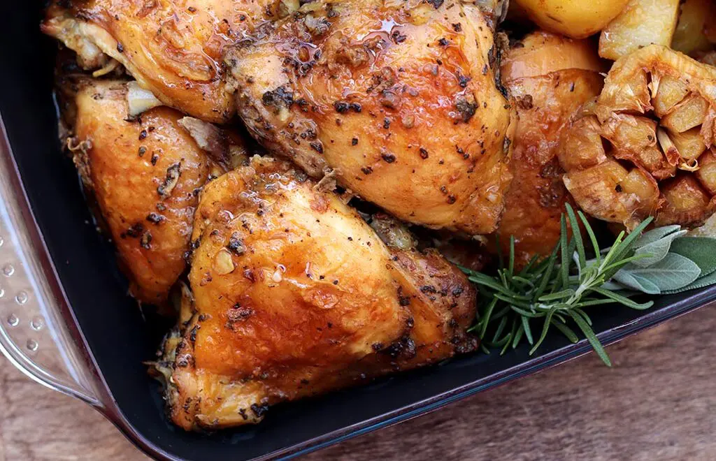 Frango assado na cerveja com batatas e alho