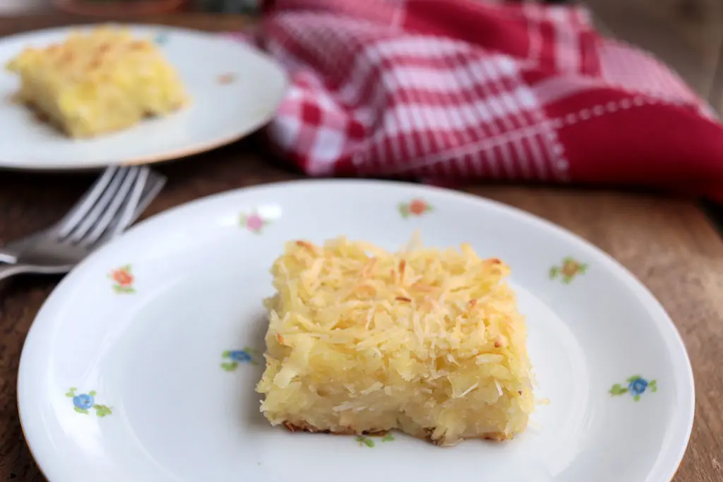 Bolo de mandioca com coco