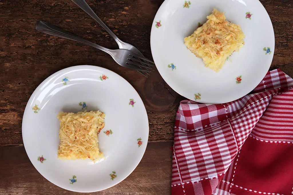 Bolo de mandioca com coco