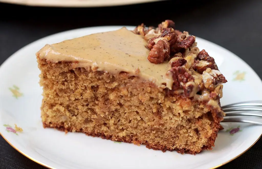 Bolo de batata-doce com especiarias e nozes crocantes