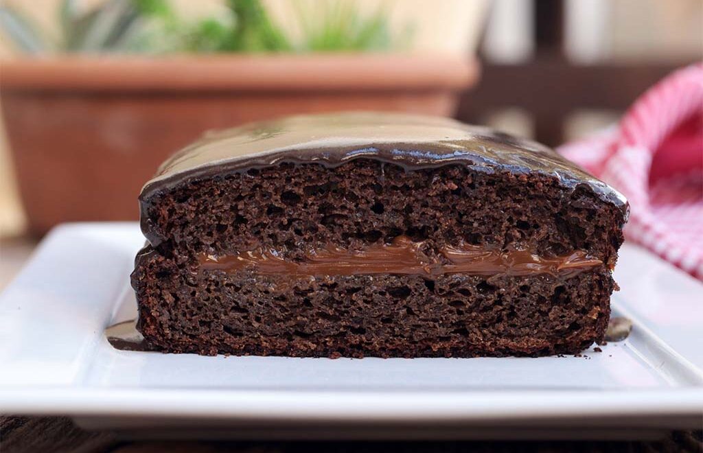 Bolo de chocolate sem glúten | Recheado, fácil e gostoso
