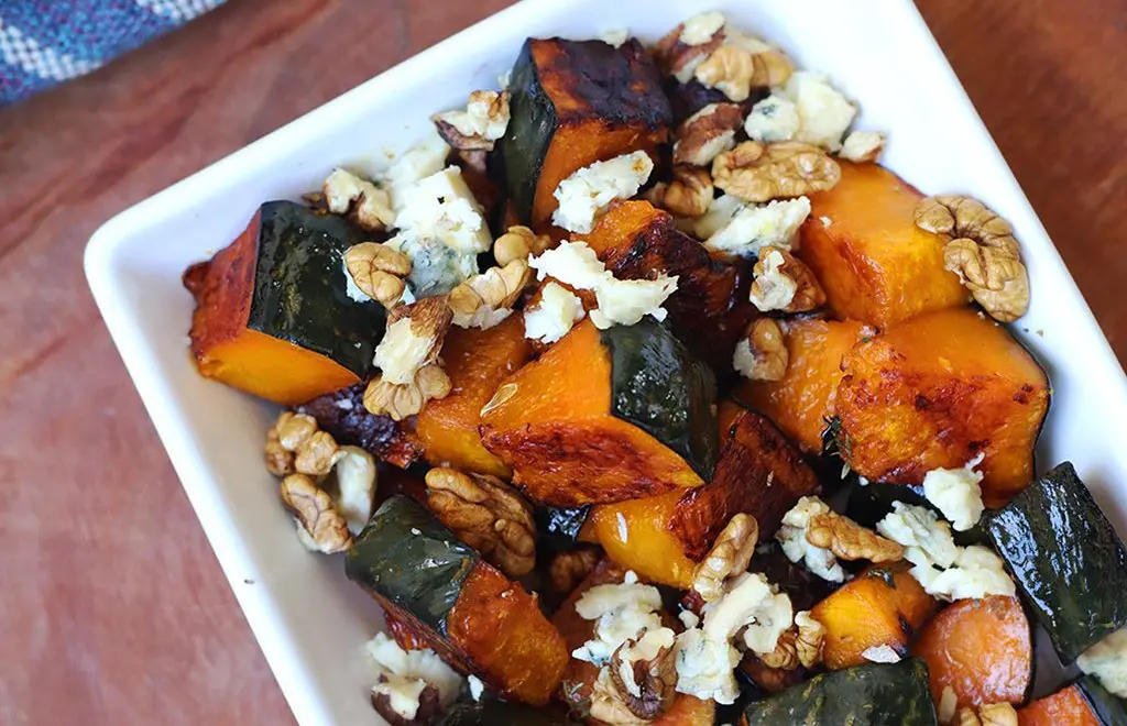 Abóbora assada com gorgonzola e nozes