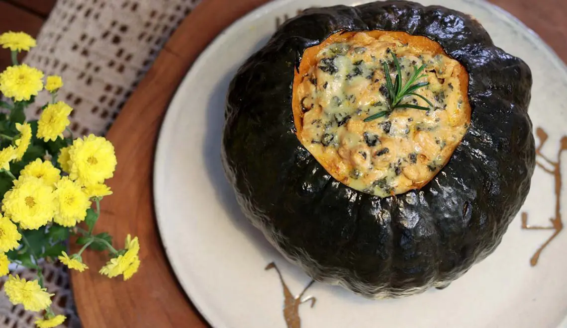 Abóbora recheada com frango e gorgonzola