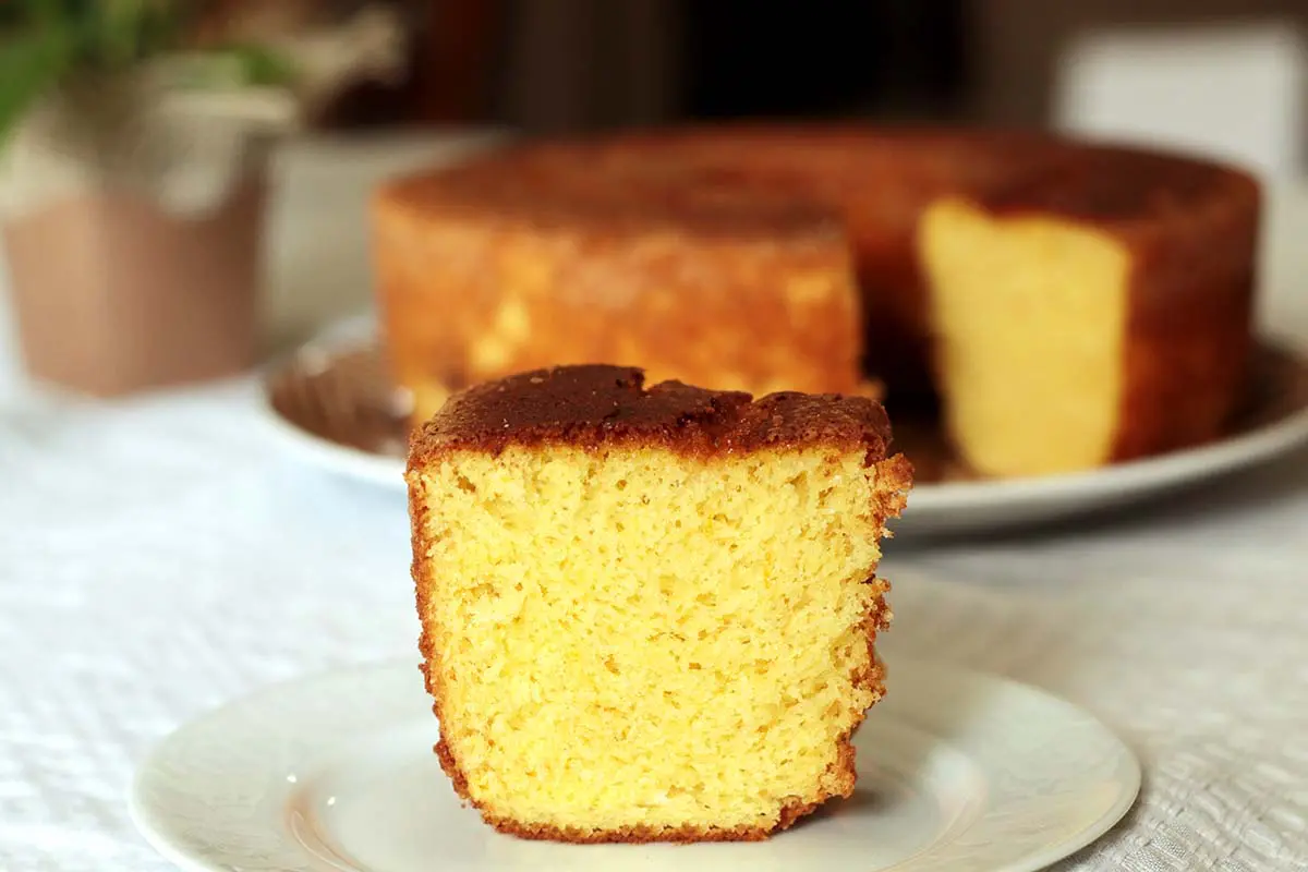 Bolo de bergamota com laranja e limão Bolo de bergamota com laranja e limão Recipe Type: Bolos Cuisine: Brasileira Author: Eline Prando Prep time: 15 mins Cook time: 35 mins Total time: 50 mins Serves: 1 bolo grande Ingredients 5 ovos 1 1/2 xicara de açúcar (300g) 2 colheres (sopa) de raspas de frutas* 1/2 xícara de suco de frutas (120ml)* 1/2 xícara de óleo ou azeite (100g) 2 xícara de farinha de trigo (240g) 1 colher (sopa) de fermento em pó (10g) 1 pitada de sal Instructions Aqueça o forno a 180°C. Unte e enfarinhe uma forma redonda de aproximadamente 28cm com furo no centro. Em uma tigela misture a farinha, o fermento e o sal. Reserve. Na batedeira coloque os ovos, o açúcar e as raspas e bata até obter um creme leve, claro e bem fofo. Acrescente o o azeite e o suco e bata para incorporar. Adicione os ingredientes seco e bata somente o suficiente para envolver bem os ingredientes. Transfira a mistura para a forma e asse por aproximadamente 35 minutos. Faça o teste do palito. Notes Para o suco e para as raspas eu usei bergamota, laranja e limão