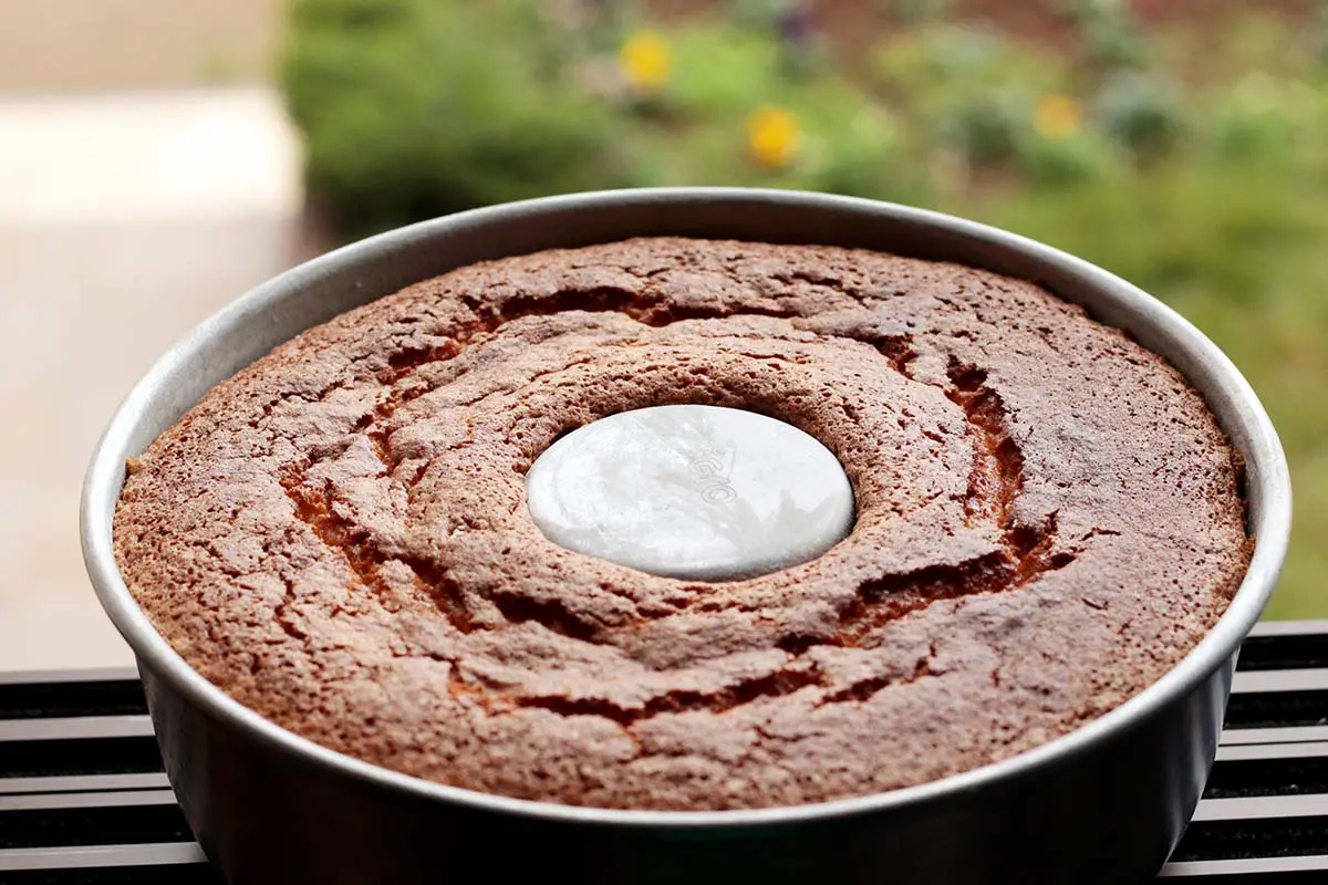Bolo de bergamota com laranja e limão Bolo de bergamota com laranja e limão Recipe Type: Bolos Cuisine: Brasileira Author: Eline Prando Prep time: 15 mins Cook time: 35 mins Total time: 50 mins Serves: 1 bolo grande Ingredients 5 ovos 1 1/2 xicara de açúcar (300g) 2 colheres (sopa) de raspas de frutas* 1/2 xícara de suco de frutas (120ml)* 1/2 xícara de óleo ou azeite (100g) 2 xícara de farinha de trigo (240g) 1 colher (sopa) de fermento em pó (10g) 1 pitada de sal Instructions Aqueça o forno a 180°C. Unte e enfarinhe uma forma redonda de aproximadamente 28cm com furo no centro. Em uma tigela misture a farinha, o fermento e o sal. Reserve. Na batedeira coloque os ovos, o açúcar e as raspas e bata até obter um creme leve, claro e bem fofo. Acrescente o o azeite e o suco e bata para incorporar. Adicione os ingredientes seco e bata somente o suficiente para envolver bem os ingredientes. Transfira a mistura para a forma e asse por aproximadamente 35 minutos. Faça o teste do palito. Notes Para o suco e para as raspas eu usei bergamota, laranja e limão