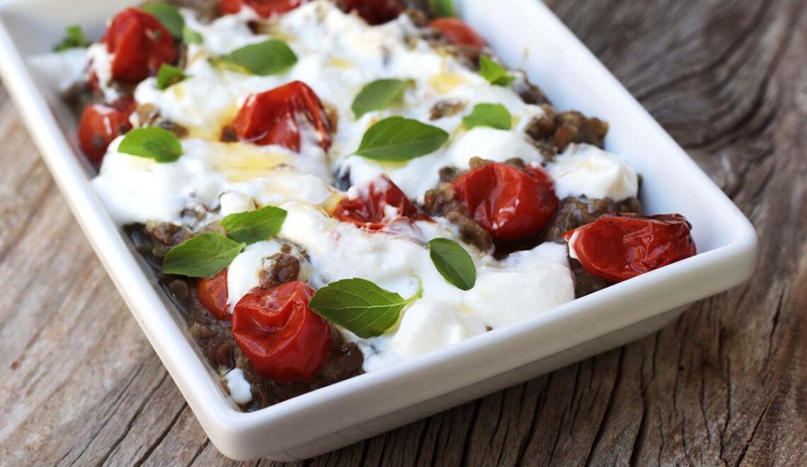 Berinjela com lentilha, tomate-cereja e iogurte