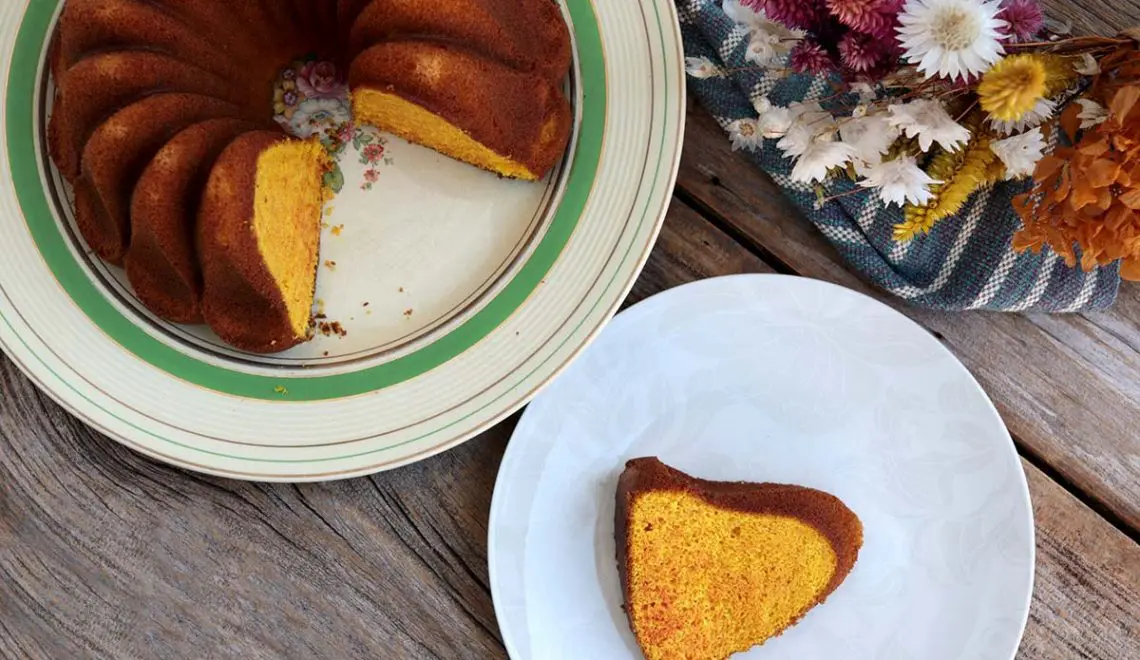 Bolo fofinho com cúrcuma e raspas de limão
