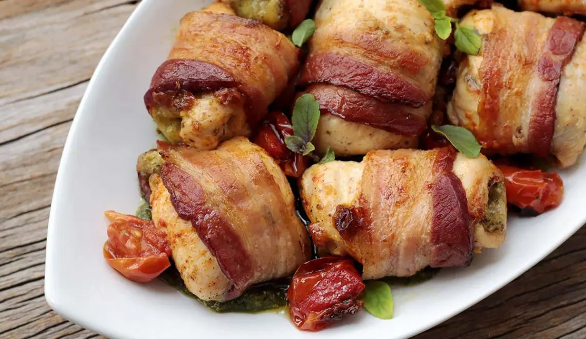 Enroladinho de frango com pesto, queijo e bacon