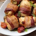 Enroladinho de frango com pesto, queijo e bacon