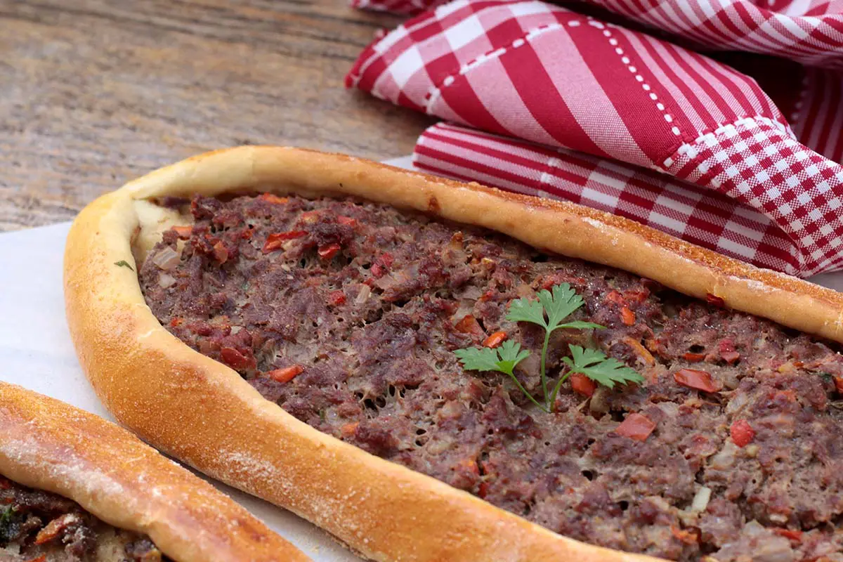 Pão turco recheado com carne | Pide Turco