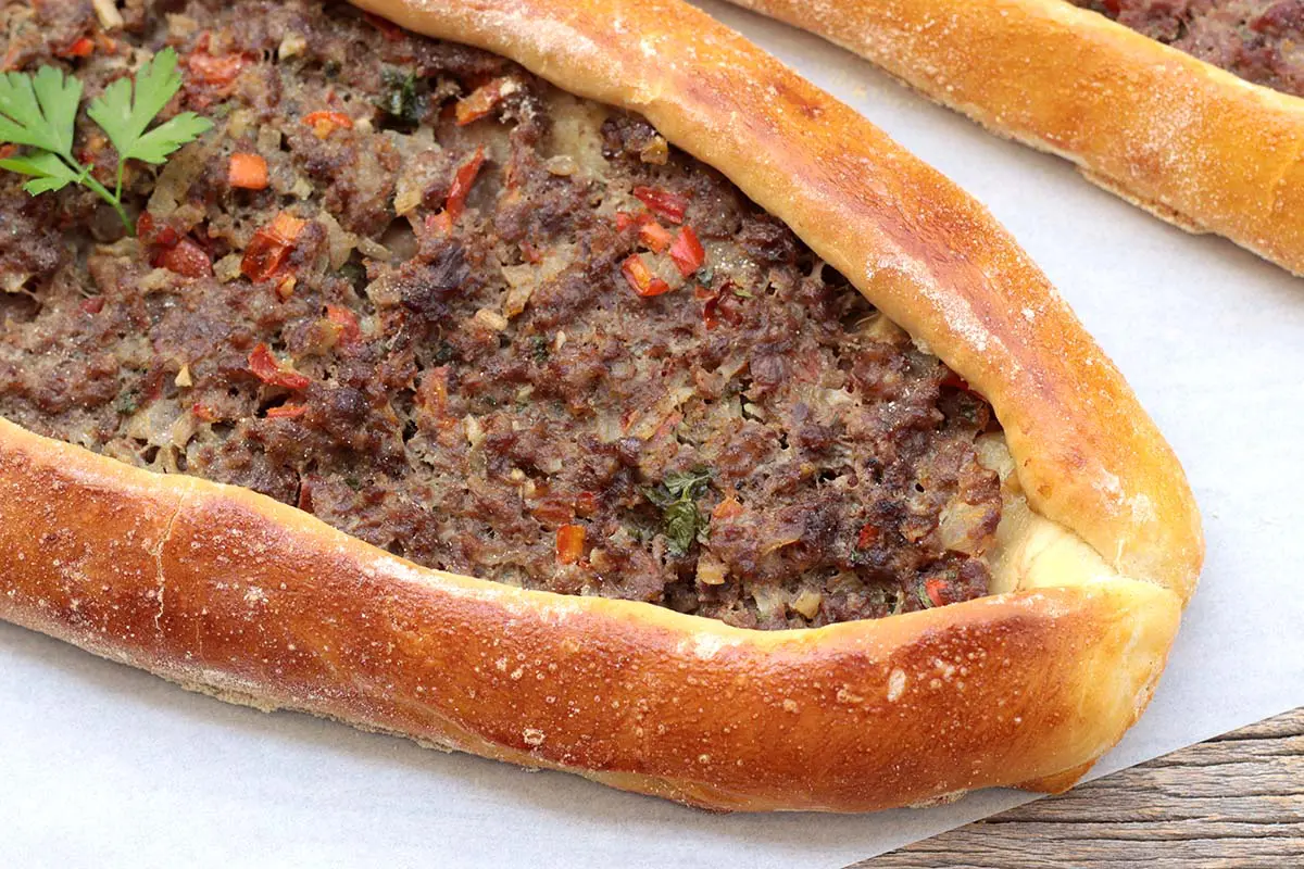 Pão turco recheado com carne | Pide Turco
