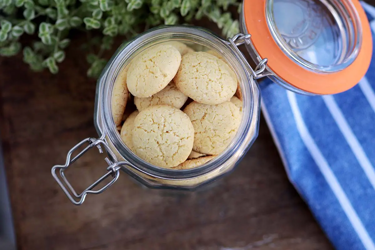 Biscoitinhos de polvilho com fubá