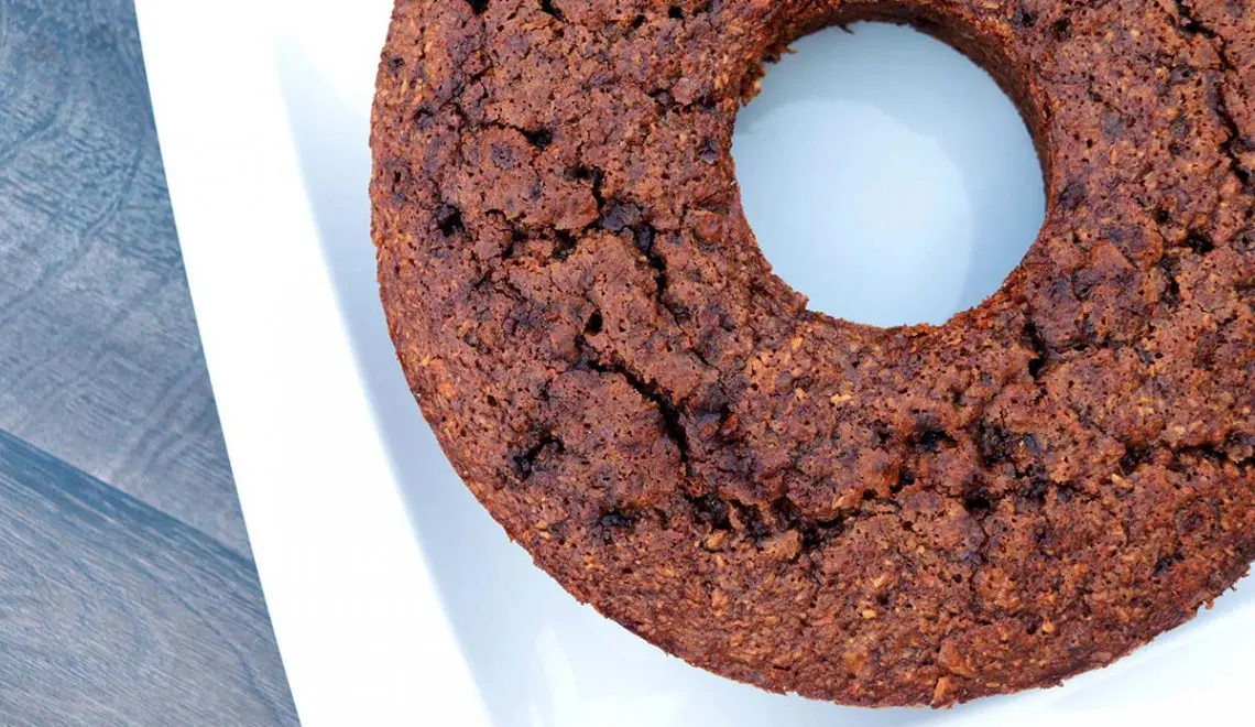 Bolo de banana simples, feito com nozes e coco