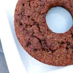 Bolo de banana simples, feito com nozes e coco