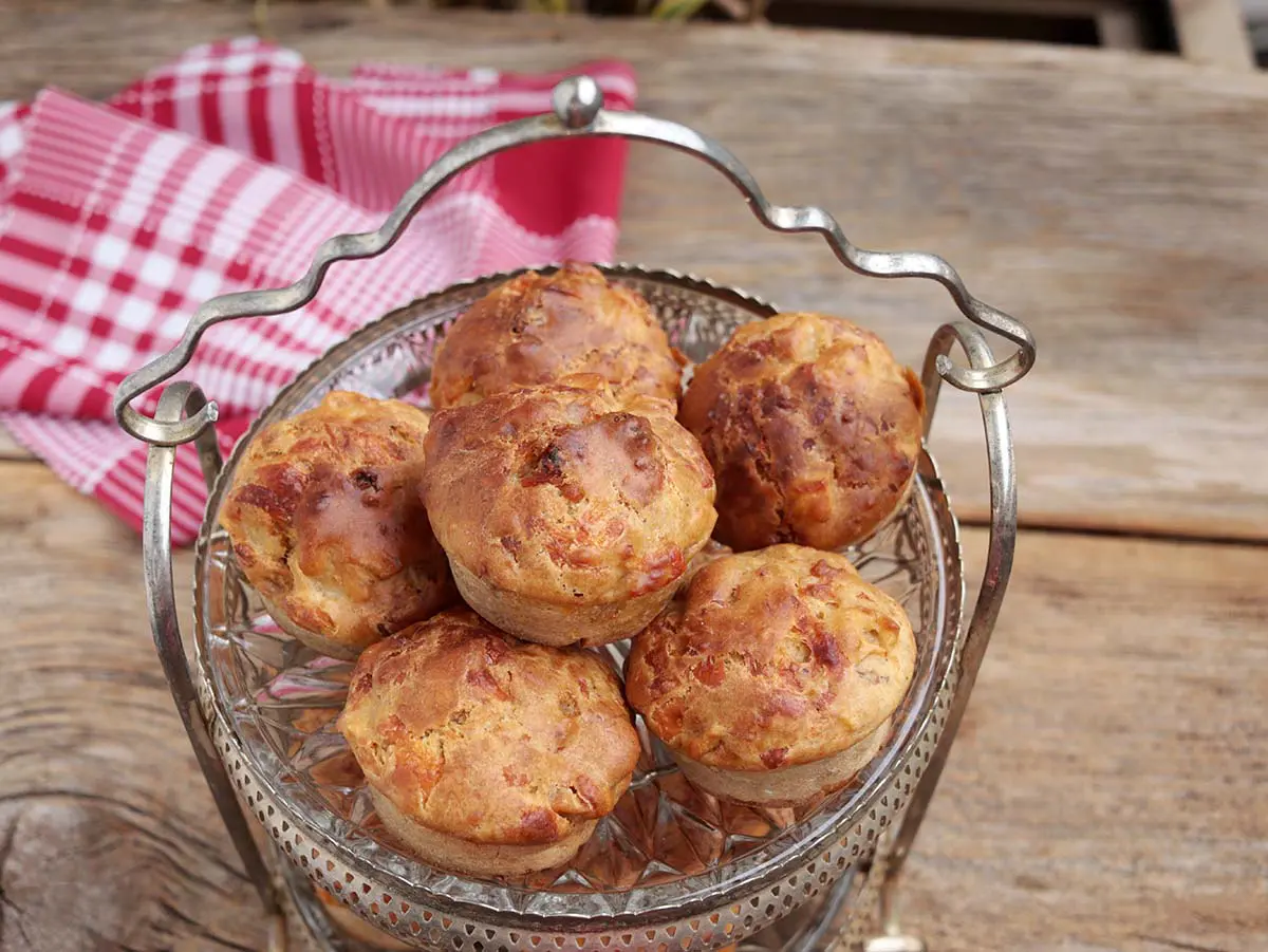 Muffin salgado de maçã com queijo