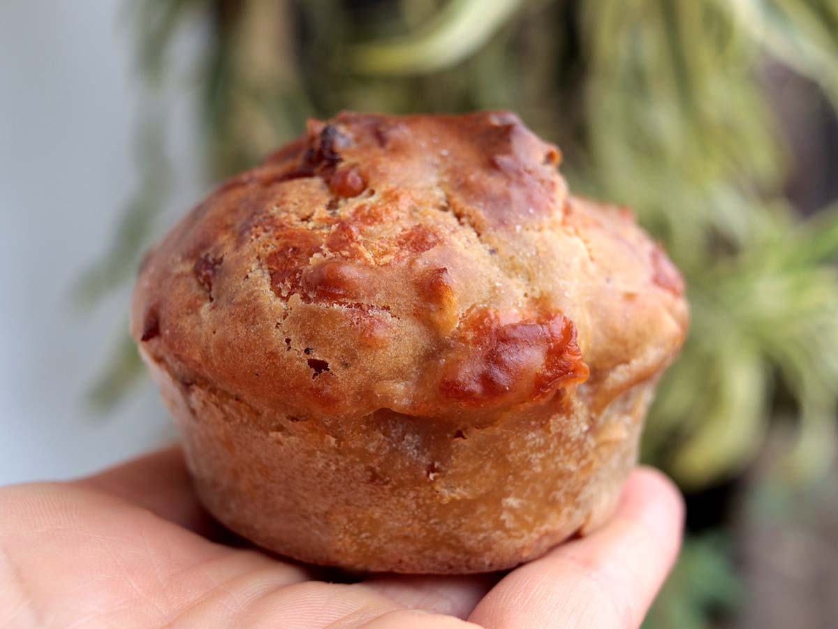 Muffin salgado de maçã com queijo