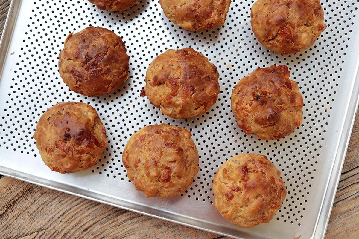 Muffin salgado de maçã com queijo