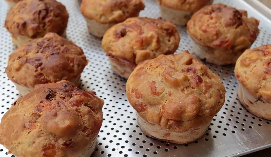 Muffin salgado de maçã com queijo
