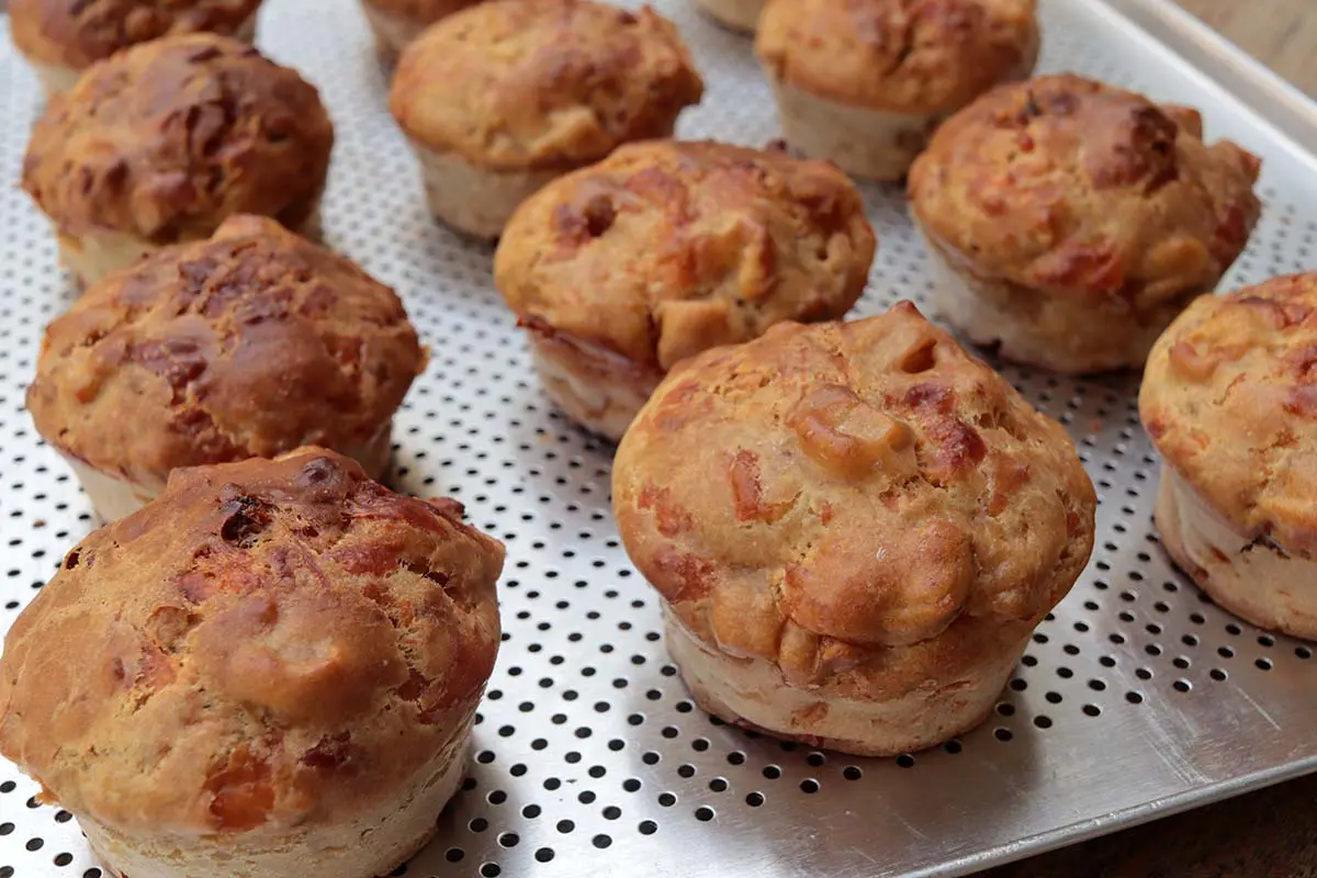 Muffin salgado de maçã com queijo