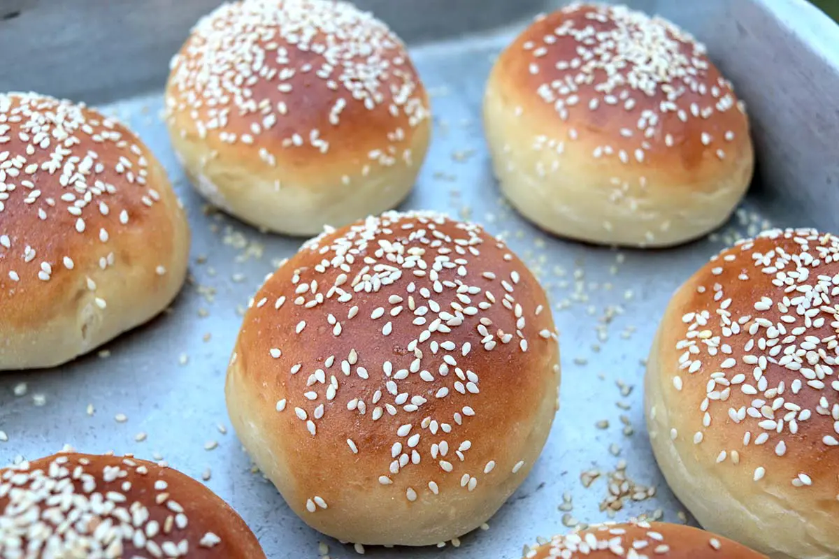 Pão fofinho com gergelim, para hambúrguer ou sanduíche