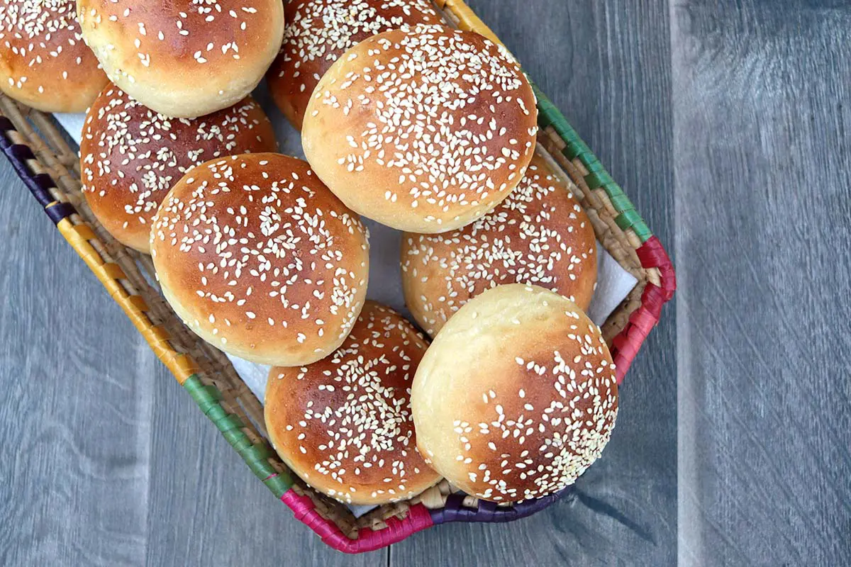 Pão fofinho com gergelim, para hambúrguer ou sanduíche