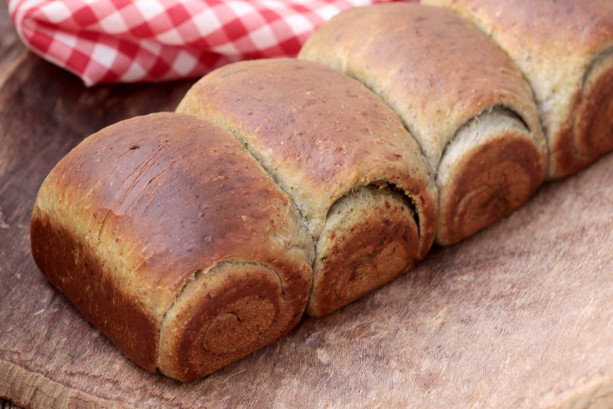 Pão caseiro com molho pesto - Prático e delicioso