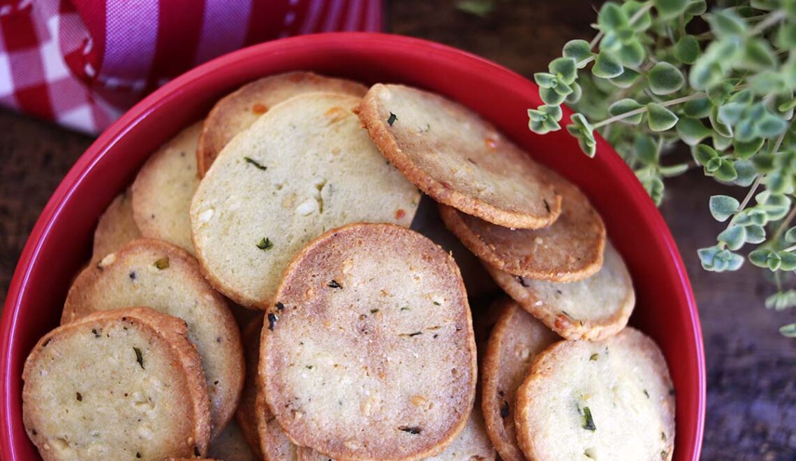 Biscoitos de queijo gorgonzola com cebolinha