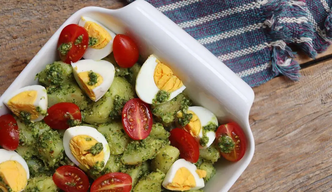 Salada de batata e ovos com pesto e tomate-cereja
