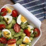 Salada de batata e ovos com pesto e tomate-cereja