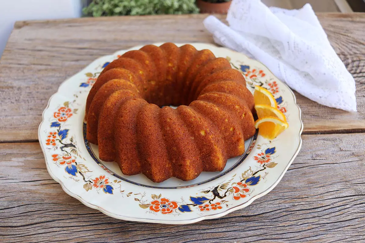 Bolo de cenoura com laranja, castanhas e especiarias