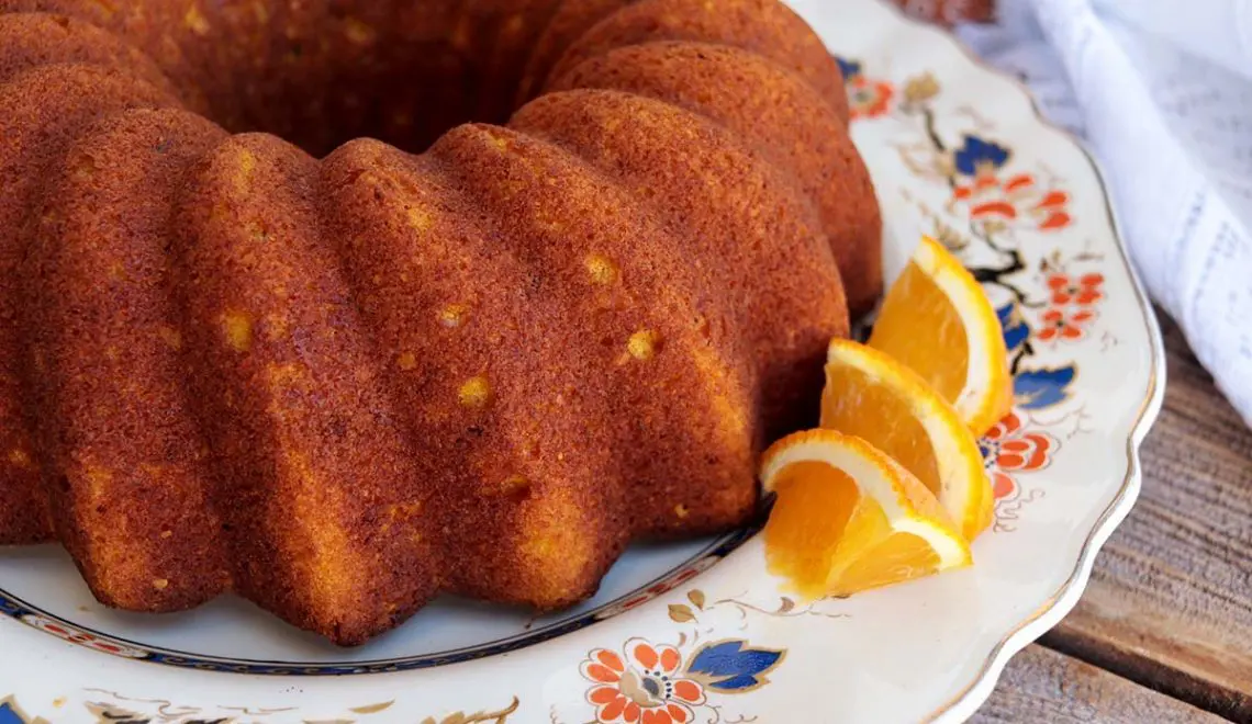 Bolo de cenoura com laranja e castanhas