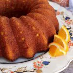 Bolo de cenoura com laranja e castanhas