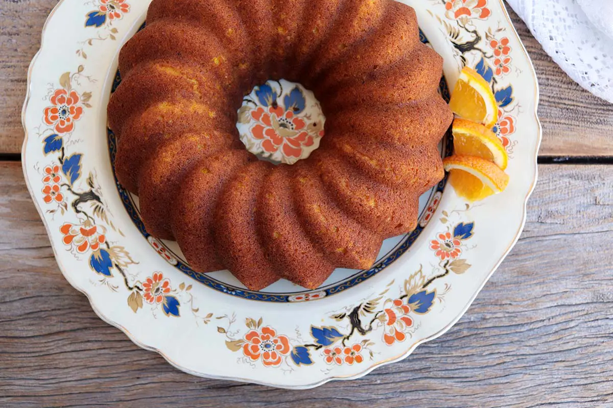 Bolo de cenoura com laranja, castanhas e especiarias