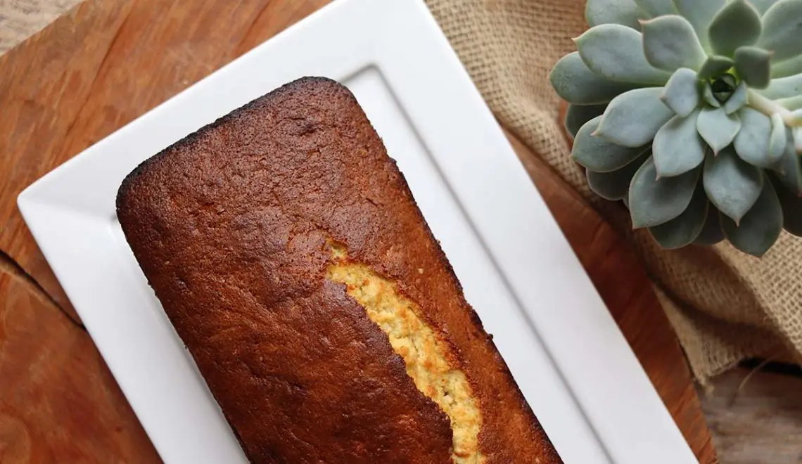 Bolo simples de banana com iogurte