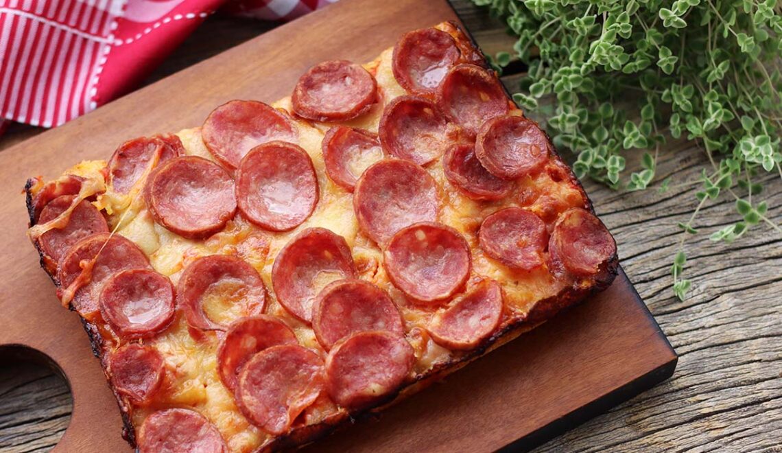 Pizza ao estilo de Detroit – De massa fofa e deliciosa