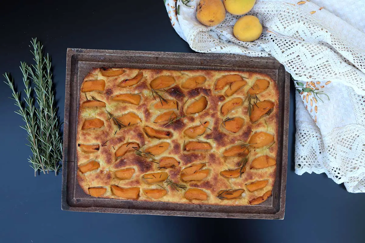 Focaccia de pêssego com alecrim