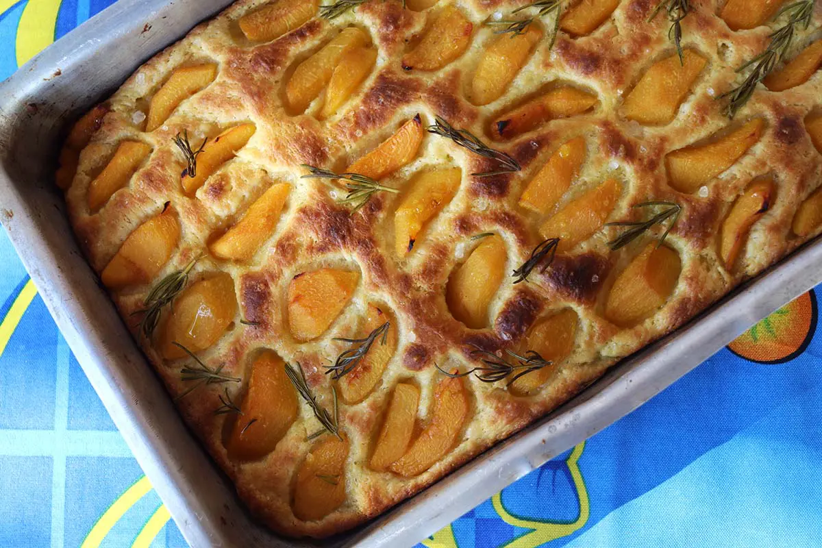 Focaccia de pêssego com alecrim
