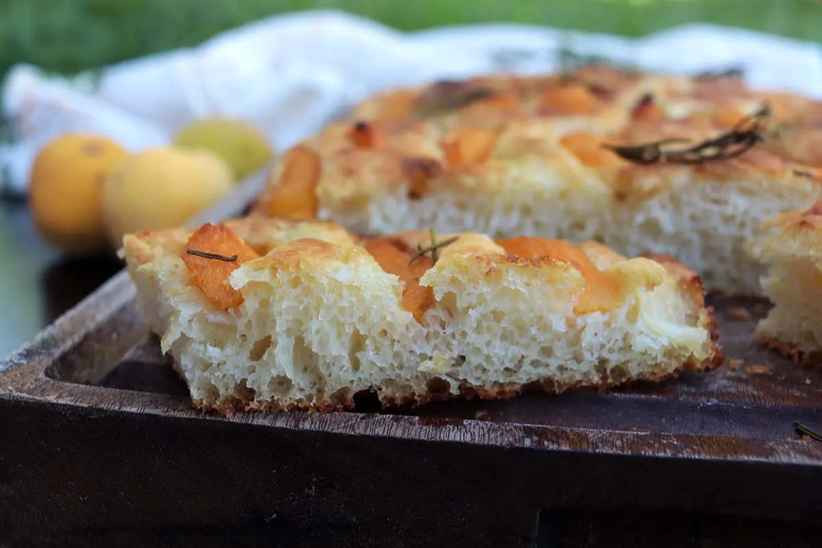 Focaccia de pêssego com alecrim