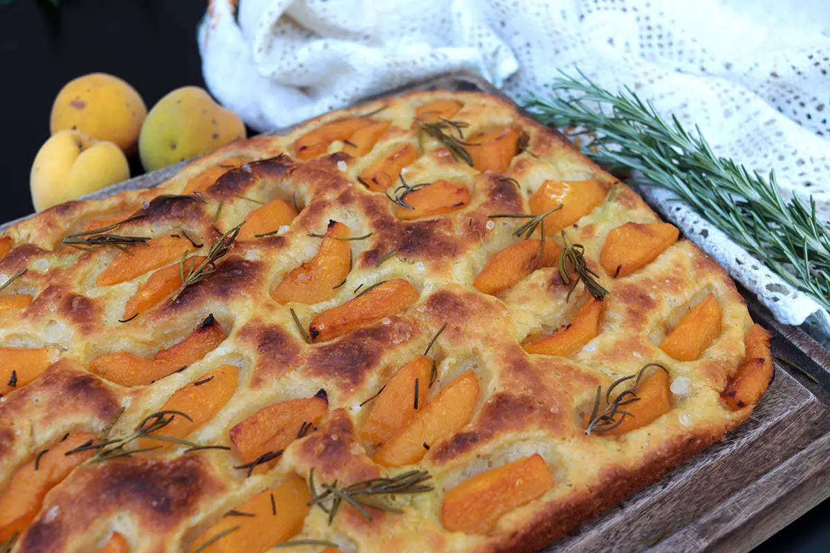 Focaccia de pêssego com alecrim