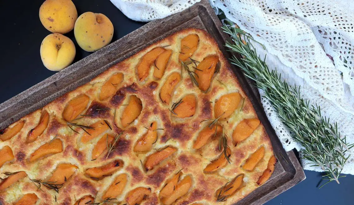 Focaccia de pêssego com alecrim – Fofinha e deliciosa