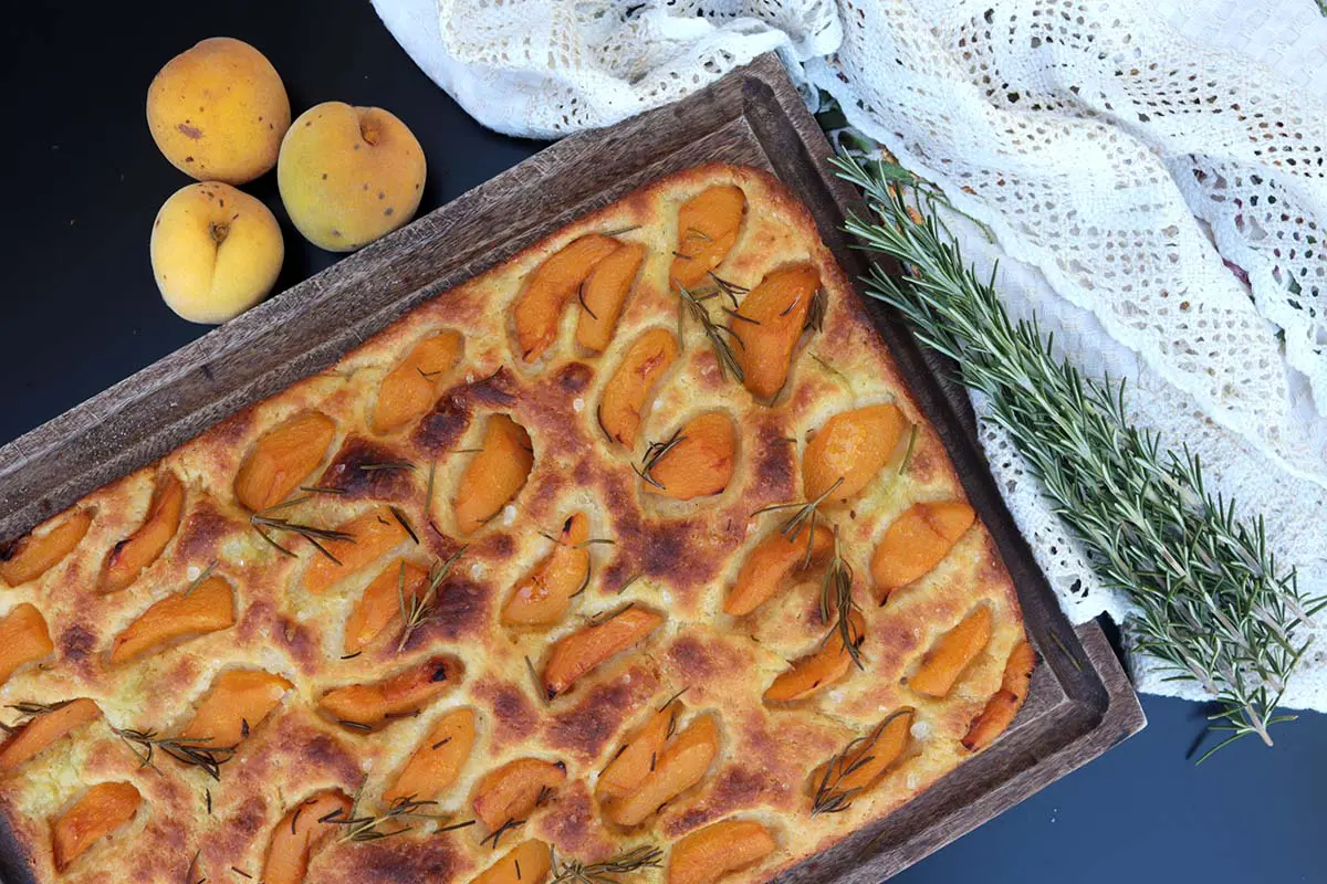 Focaccia de pêssego com alecrim
