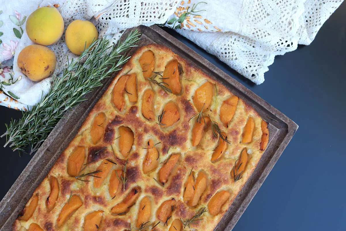Focaccia de pêssego com alecrim