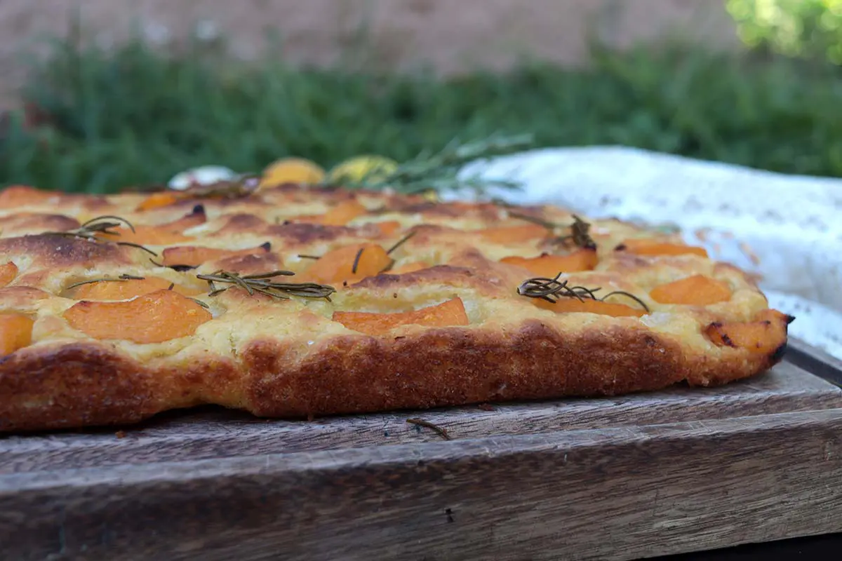 Focaccia de pêssego com alecrim